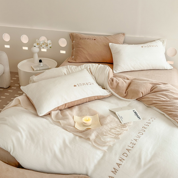 91家纺网 家纺一手货源 找家纺 （总）潘朵拉家纺 2024新款字母绣花纯色系列牛奶绒四件套