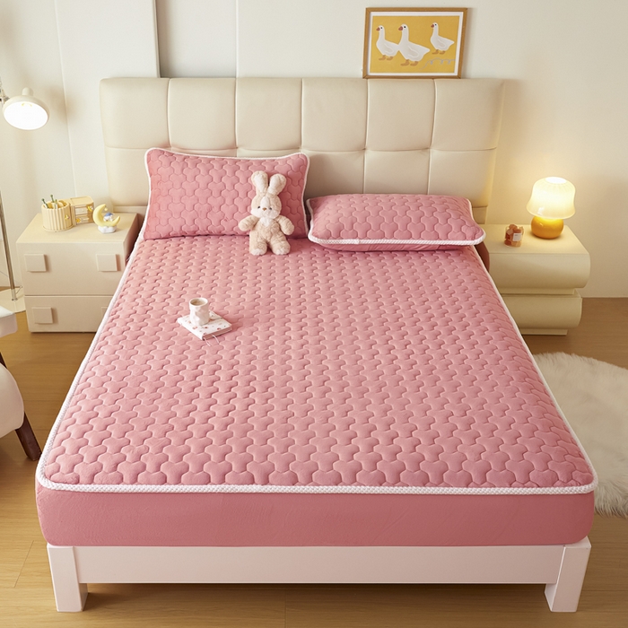 91家纺网 家纺一手货源 找家纺 雪云美 2024冬季新款加厚牛奶绒夹棉床笠三件套A类大豆床垫保护套纯色 牛奶绒--紫粉