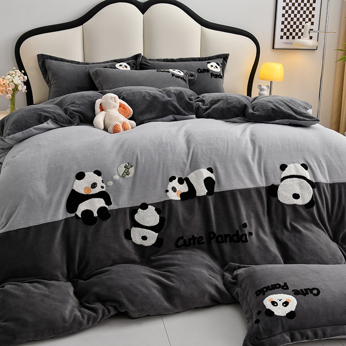 91家纺网 家纺一手货源 找家纺 一左一右 2024秋冬新款全消光高克重保暖加厚卡通拼接毛巾绣花牛奶绒四件套（提供买家秀） 熊猫集会-野鸽灰