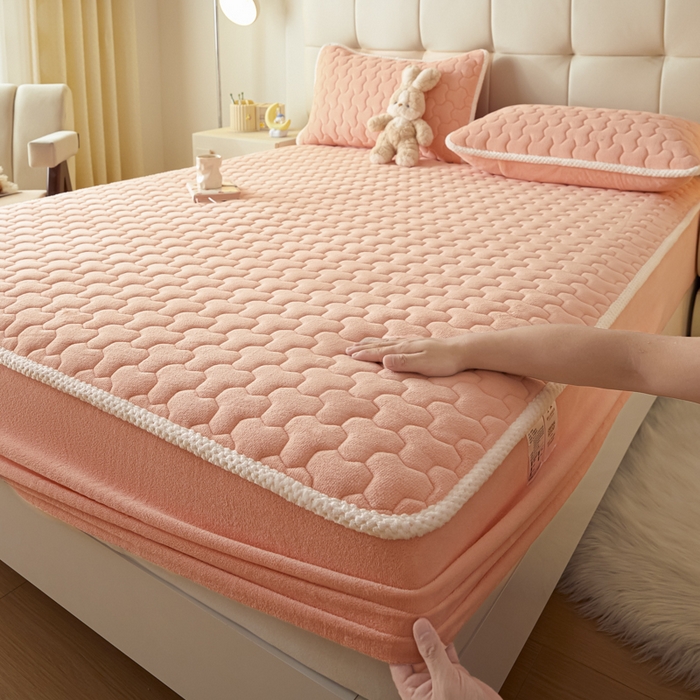 91家纺网 家纺一手货源 找家纺 雪云美 2024冬季新款加厚牛奶绒夹棉床笠三件套A类大豆床垫保护套纯色 牛奶绒--浅桔