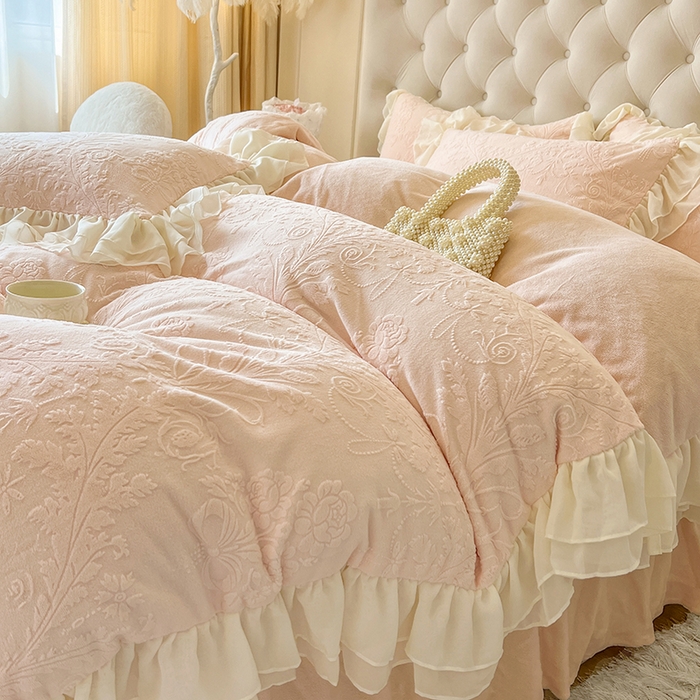 91家纺网 家纺一手货源 找家纺 （总）亲亲公主 2025新款牛奶绒雕花保暖四件套-伊莉（配送蝴蝶结）