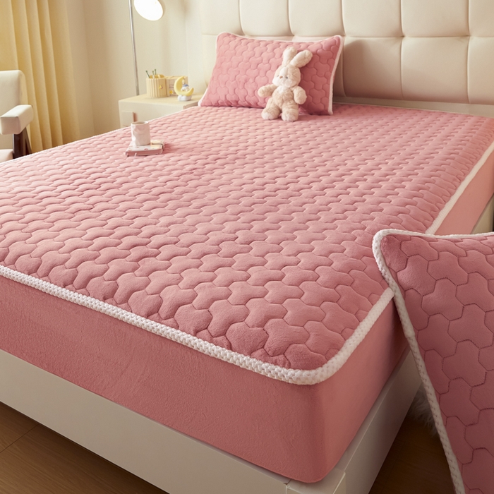 91家纺网 家纺一手货源 找家纺 雪云美 2024冬季新款加厚牛奶绒夹棉床笠三件套A类大豆床垫保护套纯色 牛奶绒--紫粉