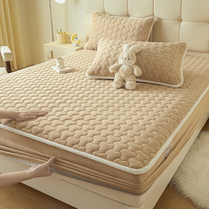 91家纺网 家纺一手货源 找家纺 雪云美 2024冬季新款加厚牛奶绒夹棉床笠三件套A类大豆床垫保护套纯色 牛奶绒--驼色