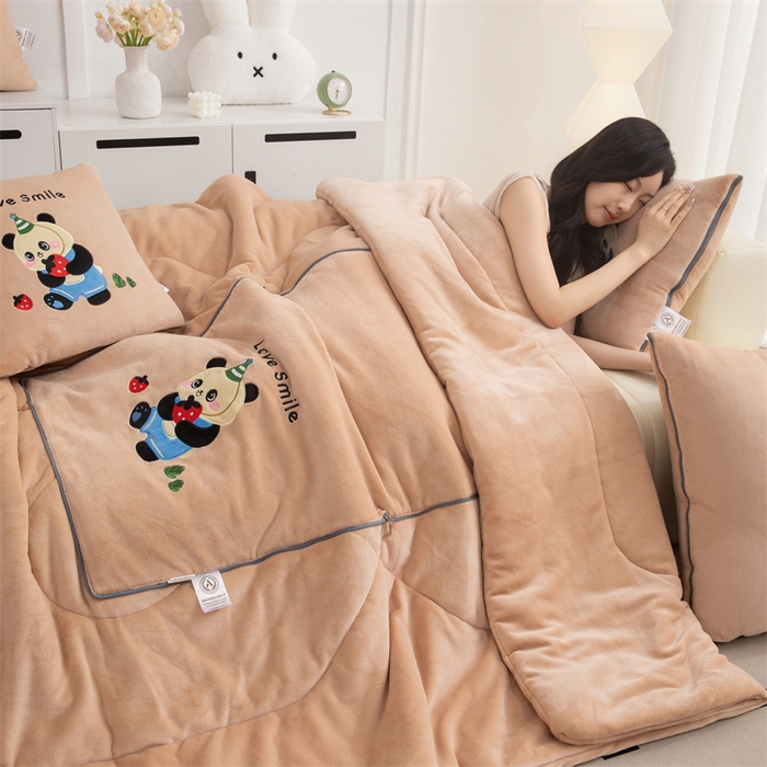 91家纺网 家纺一手货源 找家纺 2024新款牛奶绒动物乐园抱枕被 草莓熊猫