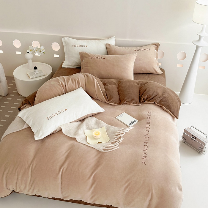 91家纺网 家纺一手货源 找家纺 潘朵拉家纺 2024新款字母绣花纯色系列牛奶绒四件套 穆斯 曲奇咖