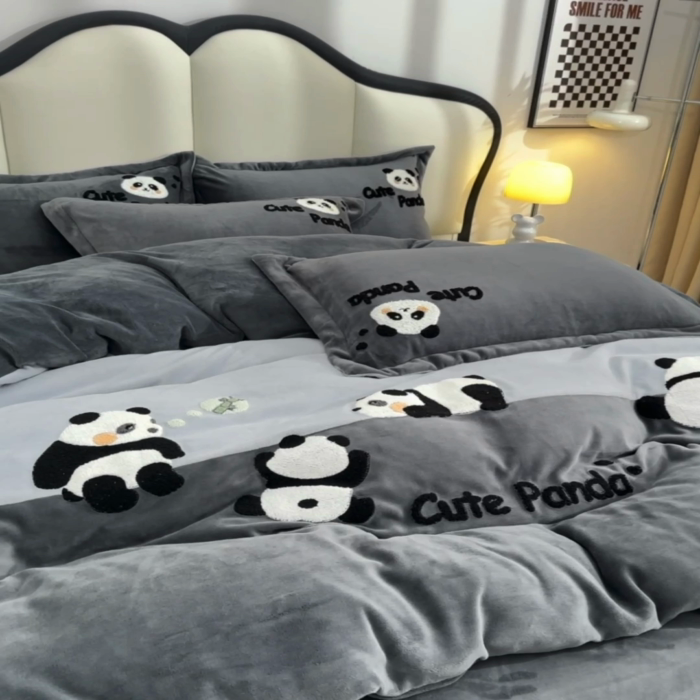 91家纺网 家纺一手货源 找家纺 一左一右 2024秋冬新款全消光高克重保暖加厚卡通拼接毛巾绣花牛奶绒四件套（提供买家秀） 熊猫集会-野鸽灰