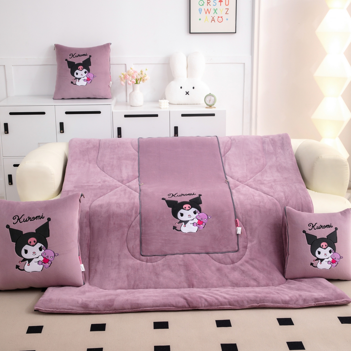 91家纺网 家纺一手货源 找家纺 2024新款三丽欧牛奶绒抱枕被 库洛米