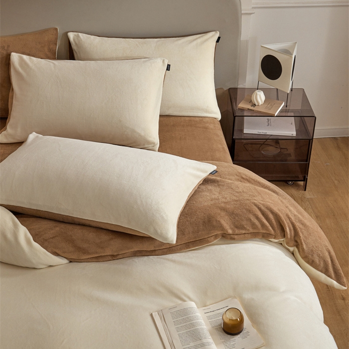 91家纺网 家纺一手货源 找家纺 凡客家居 2024新款A类加厚230克纯色双拼牛奶绒四件套 奶白+奶茶咖