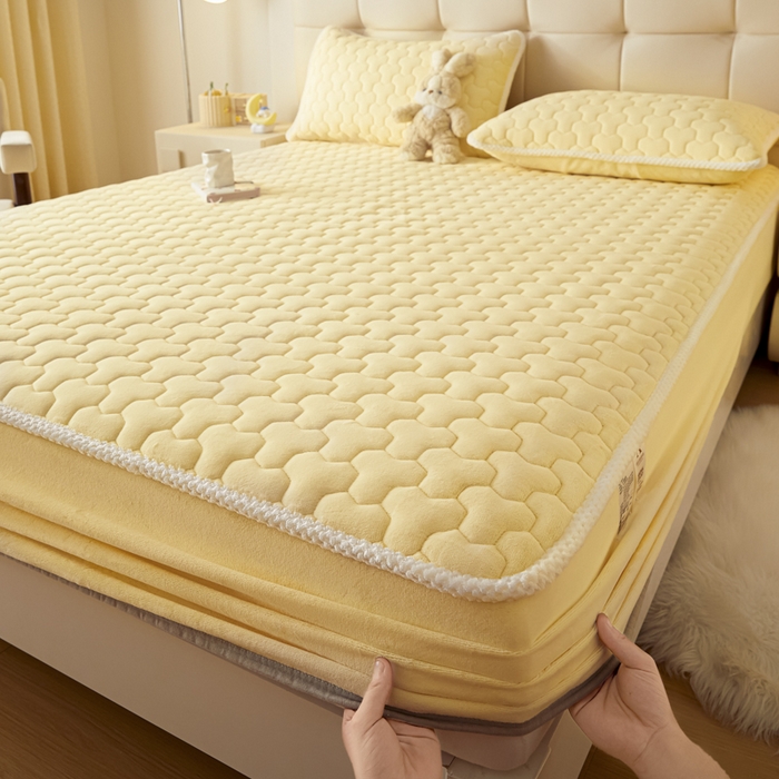 91家纺网 家纺一手货源 找家纺 雪云美 2024冬季新款加厚牛奶绒夹棉床笠三件套A类大豆床垫保护套纯色 牛奶绒--浅黄