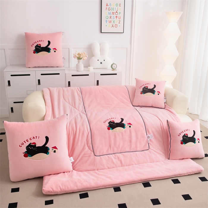 91家纺网 家纺一手货源 找家纺 2024新款牛奶绒动物乐园抱枕被 淘气猫咪