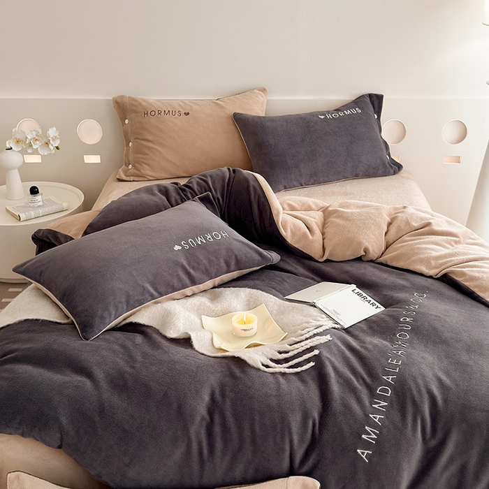 91家纺网 家纺一手货源 找家纺 潘朵拉家纺 2024新款字母绣花纯色系列牛奶绒四件套 穆斯 灰+咖