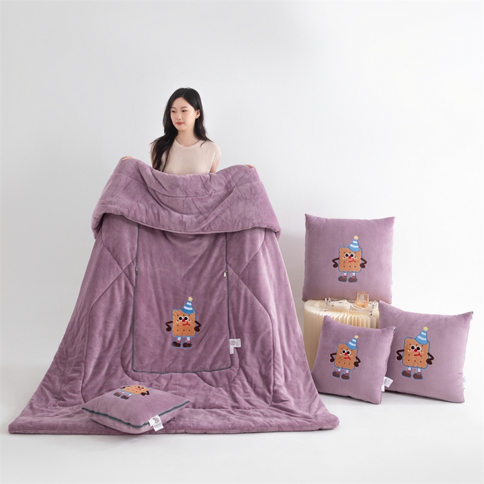 91家纺网 家纺一手货源 找家纺 2024新款牛奶绒动物乐园抱枕被 饼干宝宝