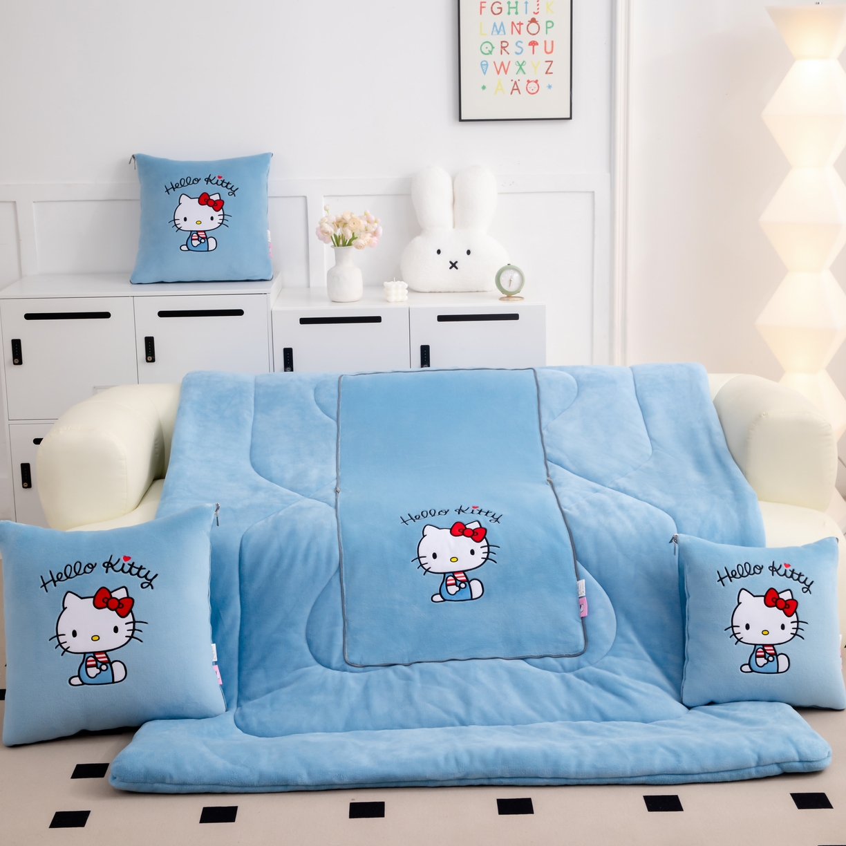 91家纺网 家纺一手货源 找家纺 2024新款三丽欧牛奶绒抱枕被 凯蒂猫