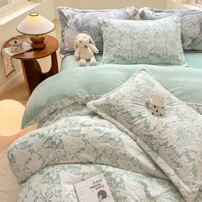 91家纺网 家纺一手货源 找家纺 梦莱斯 2024新款雕花牛奶绒四件套 青艾-青