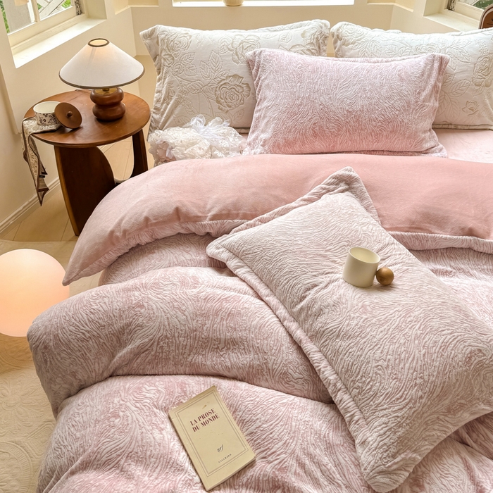 91家纺网 家纺一手货源 找家纺 梦莱斯 2024新款雕花牛奶绒四件套 肌理纹-奈雪粉