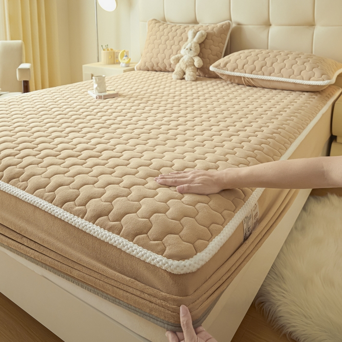 91家纺网 家纺一手货源 找家纺 雪云美 2024冬季新款加厚牛奶绒夹棉床笠三件套A类大豆床垫保护套纯色 牛奶绒--驼色