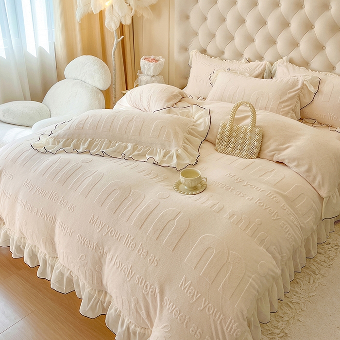 91家纺网 家纺一手货源 找家纺 亲亲公主 2025新款牛奶绒雕花保暖四件套-花恋 花恋-米色