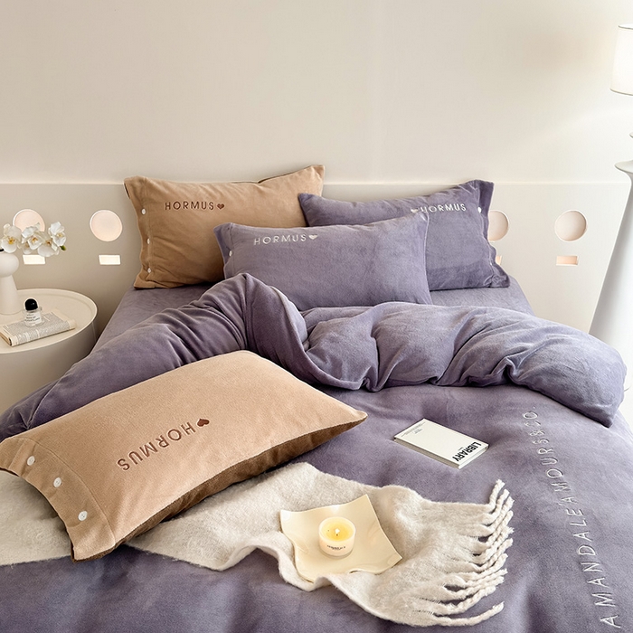 91家纺网 家纺一手货源 找家纺 潘朵拉家纺 2024新款字母绣花纯色系列牛奶绒四件套 穆斯 莫奈紫