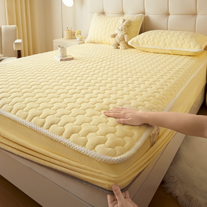 91家纺网 家纺一手货源 找家纺 雪云美 2024冬季新款加厚牛奶绒夹棉床笠三件套A类大豆床垫保护套纯色 牛奶绒--浅黄