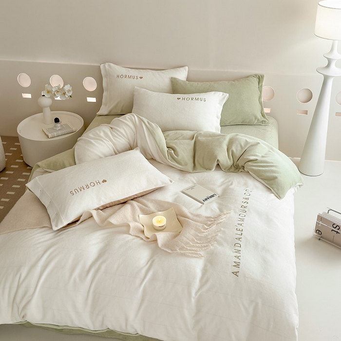 91家纺网 家纺一手货源 找家纺 潘朵拉家纺 2024新款字母绣花纯色系列牛奶绒四件套 穆斯 白+绿