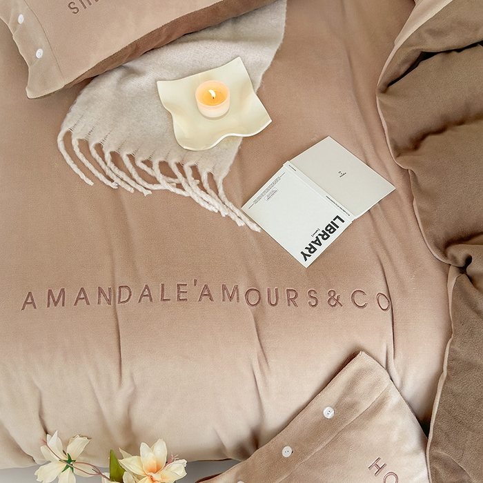 91家纺网 家纺一手货源 找家纺 潘朵拉家纺 2024新款字母绣花纯色系列牛奶绒四件套 穆斯 曲奇咖