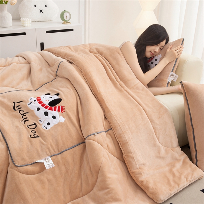 91家纺网 家纺一手货源 找家纺 2024新款牛奶绒动物乐园抱枕被 幸运崽崽