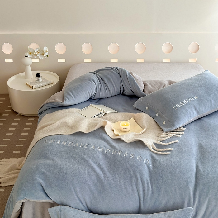 91家纺网 家纺一手货源 找家纺 潘朵拉家纺 2024新款字母绣花纯色系列牛奶绒四件套 穆斯 蓝+灰