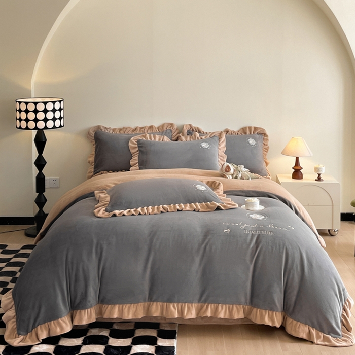 91家纺网 家纺一手货源 找家纺 露梦家纺 2025新款A类双面木耳花边加厚保暖牛奶绒刺绣款四件套-繁花系列（提供买家秀） 繁花-高级灰