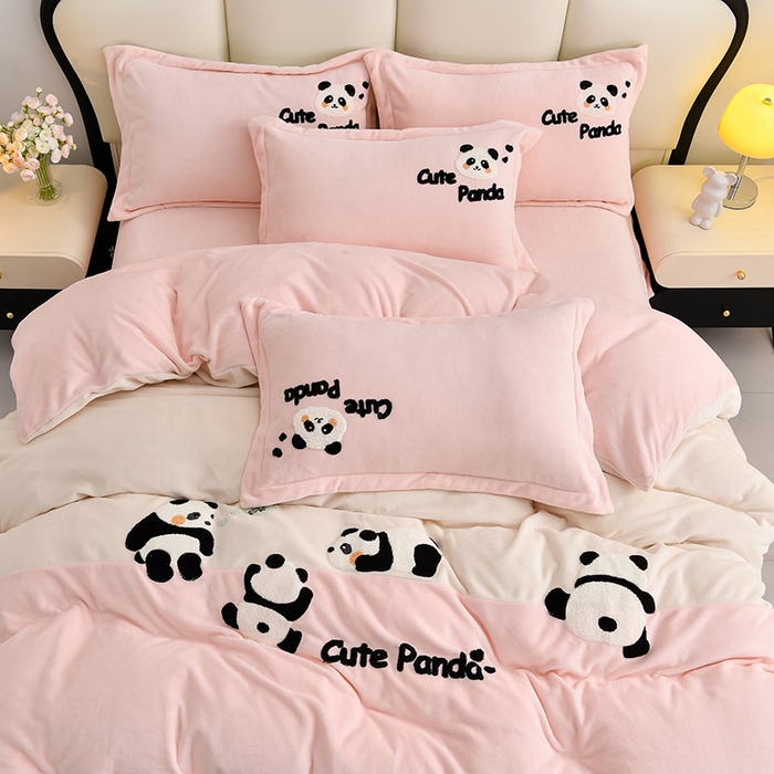 91家纺网 家纺一手货源 找家纺 一左一右 2024秋冬新款全消光高克重保暖加厚卡通拼接毛巾绣花牛奶绒四件套（提供买家秀） 熊猫集会-仲夏粉