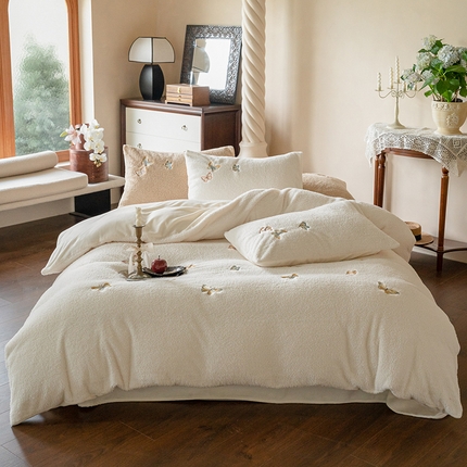 91家纺网 家纺一手货源 找家纺 FORTWO家纺 2024新款240g双面绵羊绒&泰迪绒绣花四件套 诺言白