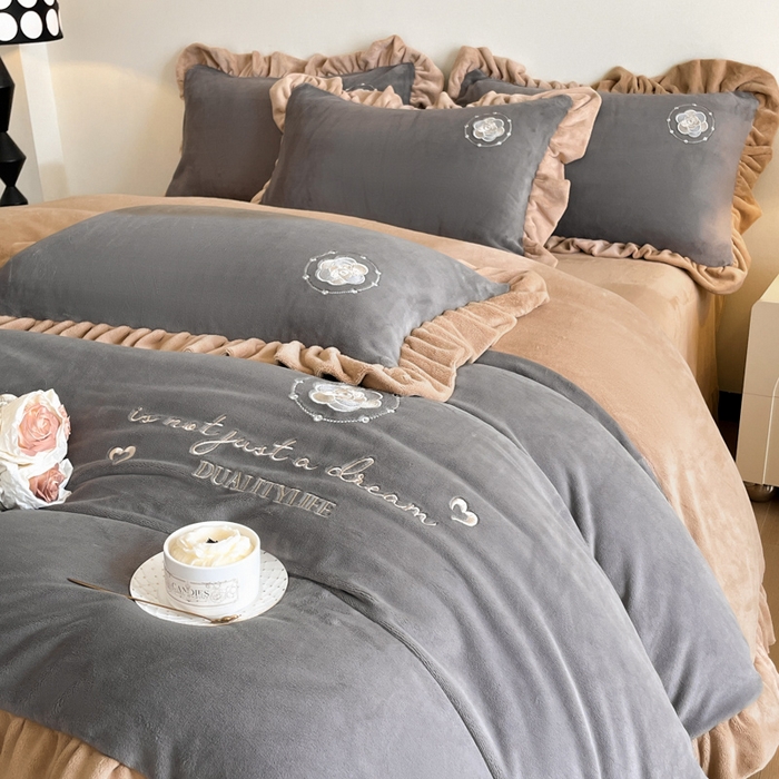 91家纺网 家纺一手货源 找家纺 露梦家纺 2025新款A类双面木耳花边加厚保暖牛奶绒刺绣款四件套-繁花系列（提供买家秀） 繁花-高级灰