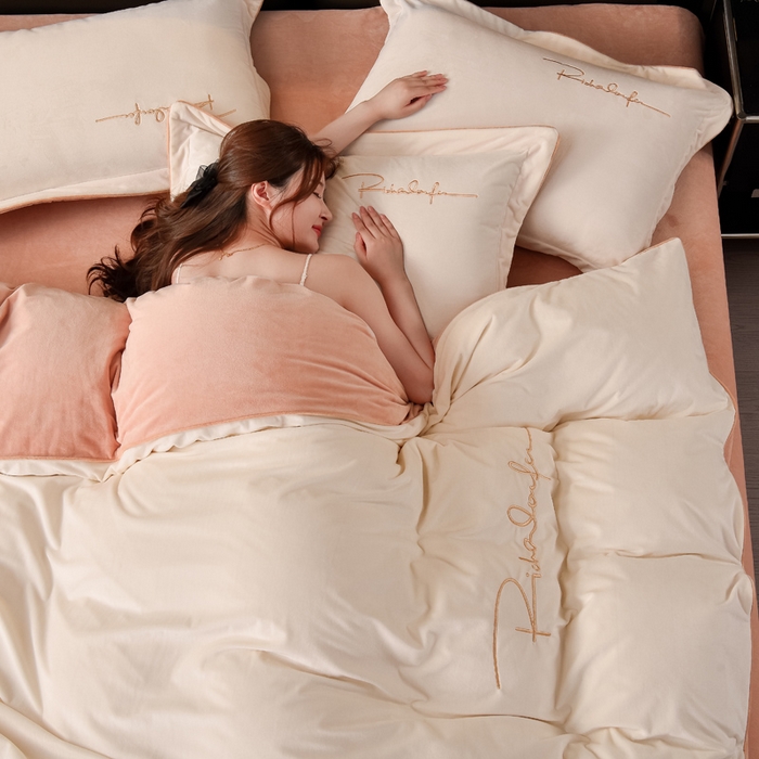 91家纺网 家纺一手货源 找家纺 2024新款A类加厚保暖婴儿绒四件套-洛伊系列 贝壳白+莫兰迪粉