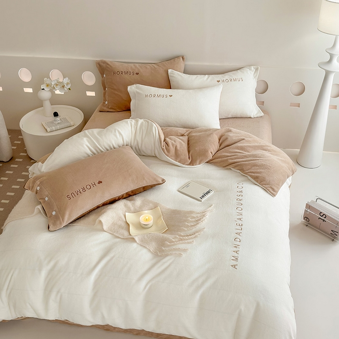 91家纺网 家纺一手货源 找家纺 潘朵拉家纺 2024新款字母绣花纯色系列牛奶绒四件套 穆斯 白+咖