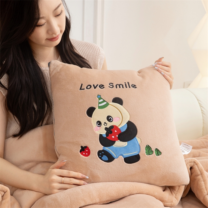 91家纺网 家纺一手货源 找家纺 2024新款牛奶绒动物乐园抱枕被 草莓熊猫