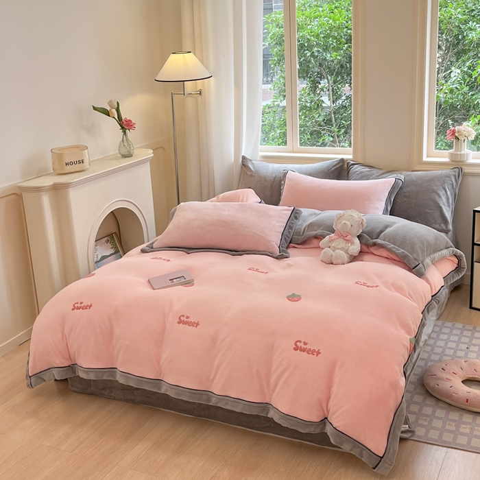 91家纺网 家纺一手货源 找家纺 2024新款毛巾绣牛奶绒四件套 草莓-浅灰