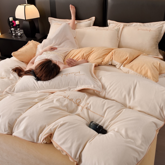 91家纺网 家纺一手货源 找家纺 2024新款A类加厚保暖婴儿绒四件套-洛伊系列 贝壳白+轻奢黄