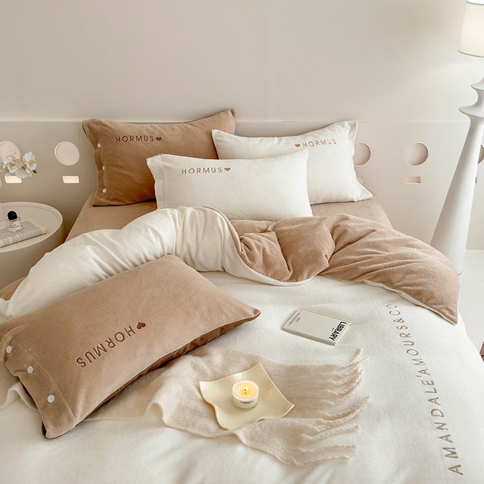 91家纺网 家纺一手货源 找家纺 潘朵拉家纺 2024新款字母绣花纯色系列牛奶绒四件套 穆斯 白+咖