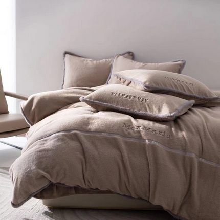 91家纺网 家纺一手货源 找家纺 2024新款高克重羊绒细绒绒四件套-玛利亚系列 香槟驼