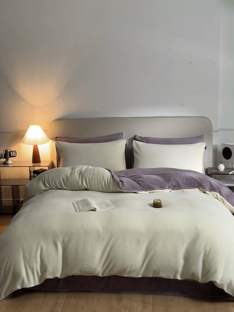 91家纺网 家纺一手货源 找家纺 凡客家居 2024新款A类加厚230克纯色双拼牛奶绒四件套 奶油黄+香芋紫