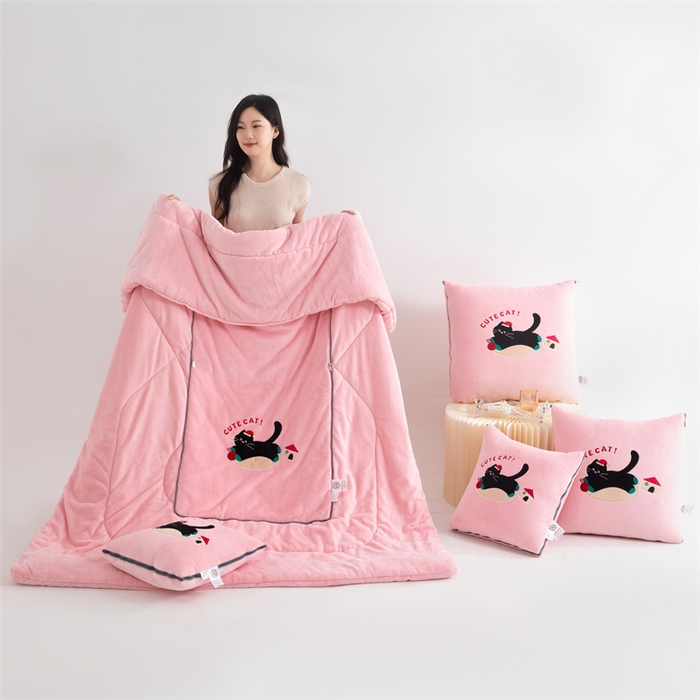 91家纺网 家纺一手货源 找家纺 2024新款牛奶绒动物乐园抱枕被 淘气猫咪