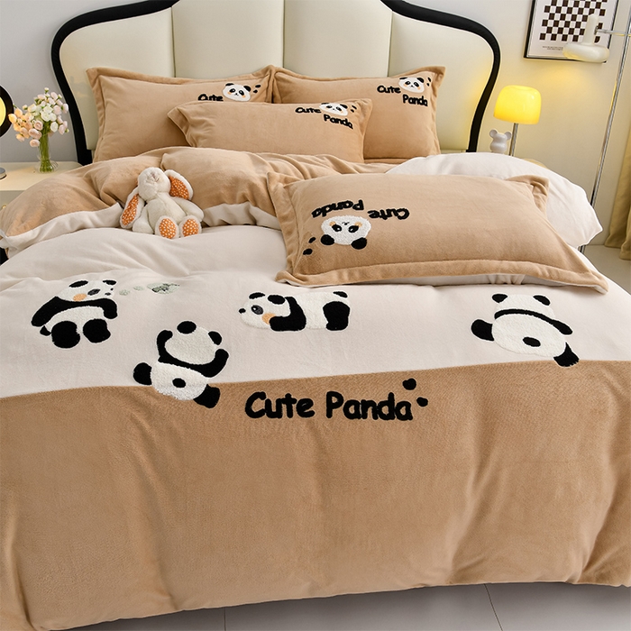 91家纺网 家纺一手货源 找家纺 一左一右 2024秋冬新款全消光高克重保暖加厚卡通拼接毛巾绣花牛奶绒四件套（提供买家秀） 熊猫集会-卡其驼