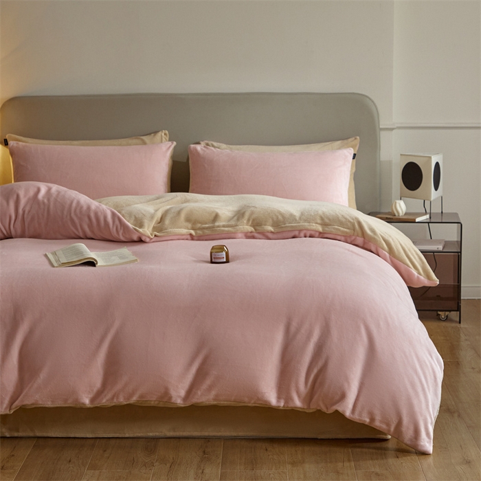 91家纺网 家纺一手货源 找家纺 凡客家居 2024新款A类加厚230克纯色双拼牛奶绒四件套 奶油粉+奶咖