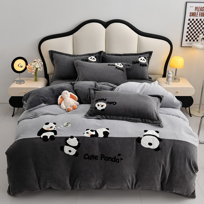 91家纺网 家纺一手货源 找家纺 一左一右 2024秋冬新款全消光高克重保暖加厚卡通拼接毛巾绣花牛奶绒四件套（提供买家秀） 熊猫集会-野鸽灰