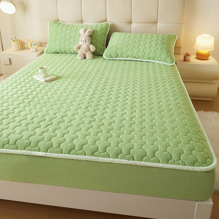 91家纺网 家纺一手货源 找家纺 雪云美 2024冬季新款加厚牛奶绒夹棉床笠三件套A类大豆床垫保护套纯色 牛奶绒--果绿