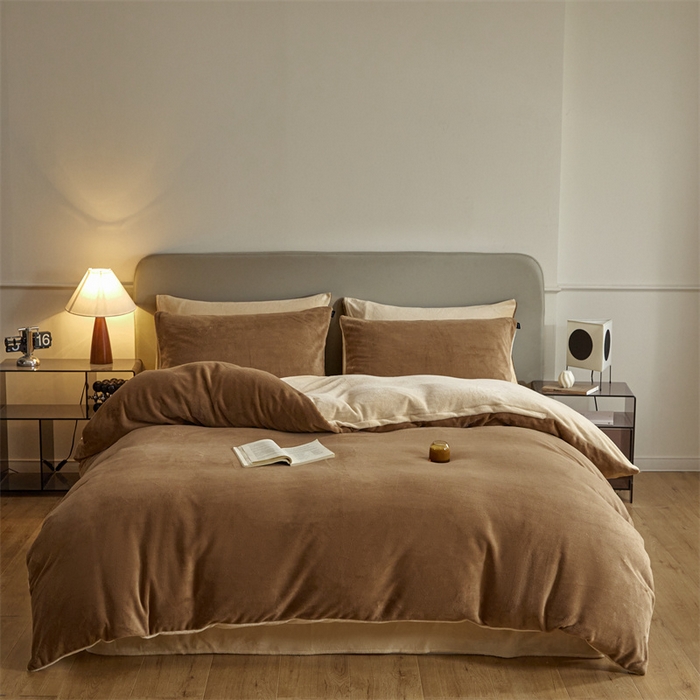 91家纺网 家纺一手货源 找家纺 凡客家居 2024新款A类加厚230克纯色双拼牛奶绒四件套 奶茶咖+奶咖