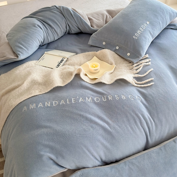 91家纺网 家纺一手货源 找家纺 潘朵拉家纺 2024新款字母绣花纯色系列牛奶绒四件套 穆斯 蓝+灰