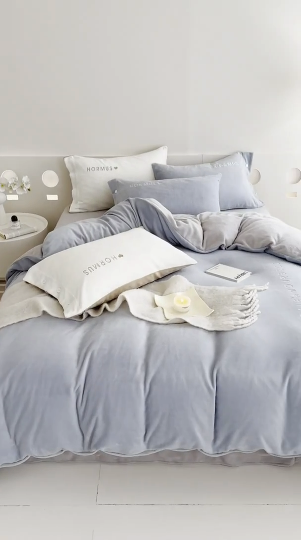 91家纺网 家纺一手货源 找家纺 潘朵拉家纺 2024新款字母绣花纯色系列牛奶绒四件套 穆斯 蓝+灰