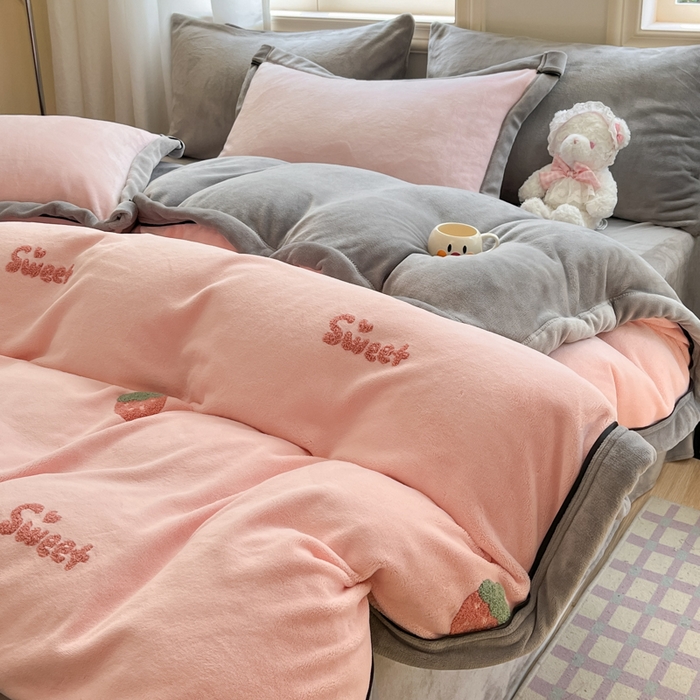 91家纺网 家纺一手货源 找家纺 2024新款毛巾绣牛奶绒四件套 草莓-浅灰