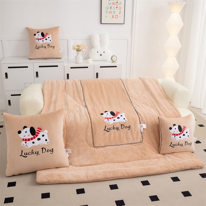 91家纺网 家纺一手货源 找家纺 2024新款牛奶绒动物乐园抱枕被 幸运崽崽