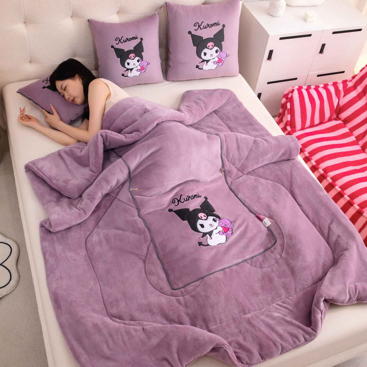 91家纺网 家纺一手货源 找家纺 2024新款三丽欧牛奶绒抱枕被 库洛米